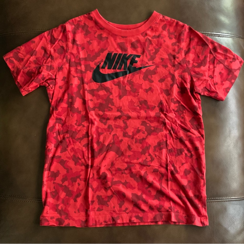 THE NIKE TEE Shirt Youth Boys XL Red Camo Crew Neck Black Iron-On Logo Swoosh